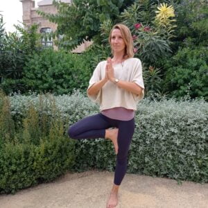 Practicando yoga en parque central en Ruzafa en Valencia