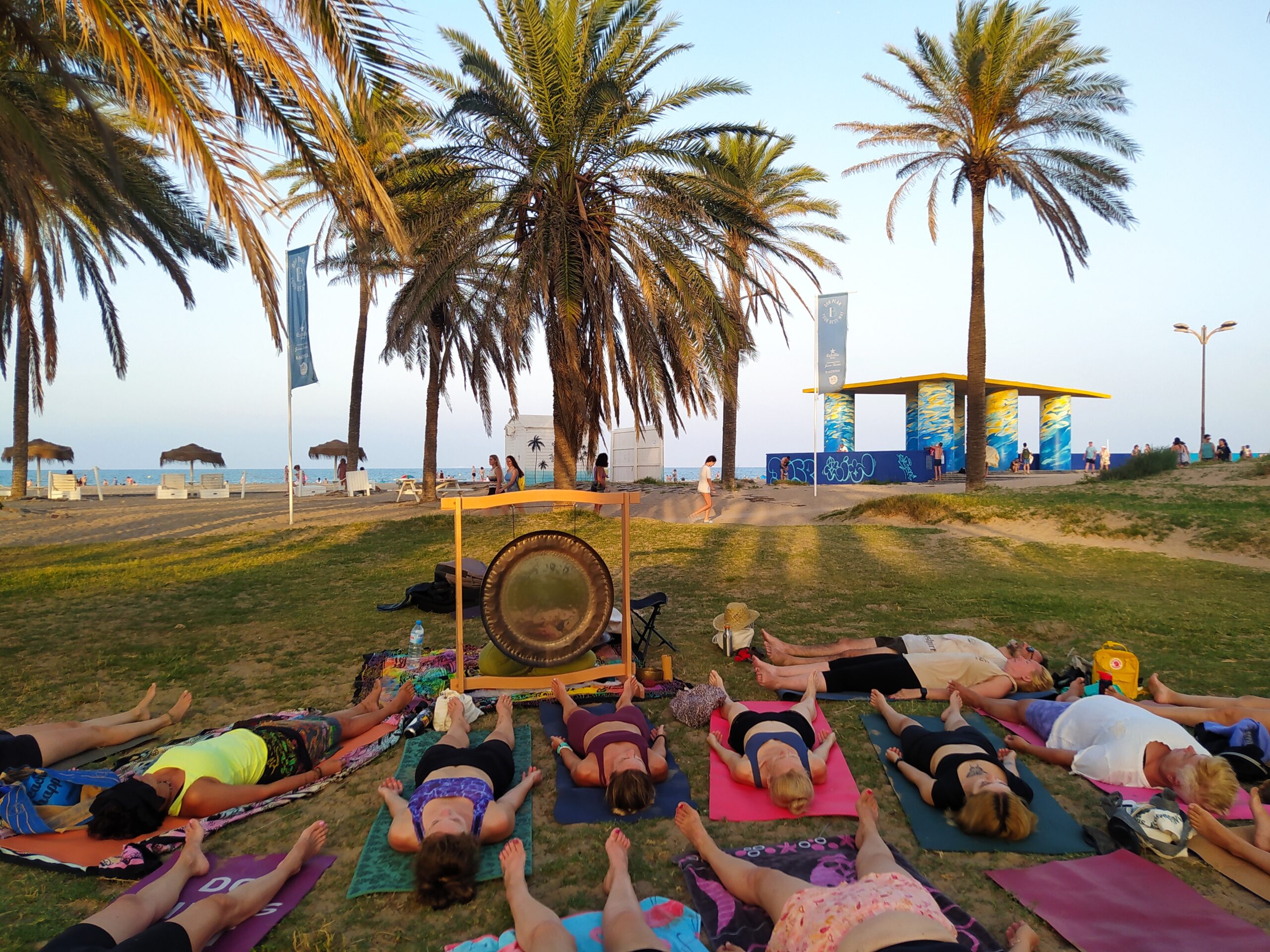 Yoga en la playa con gong