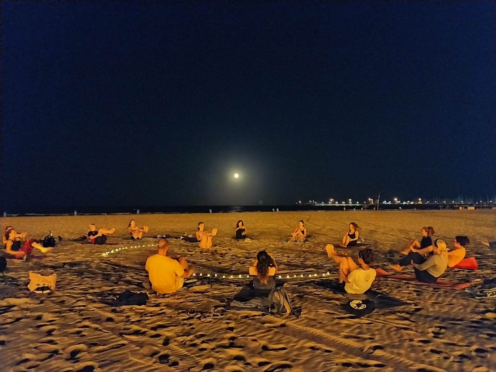 Yoga en la playa con luna llena en Valencia