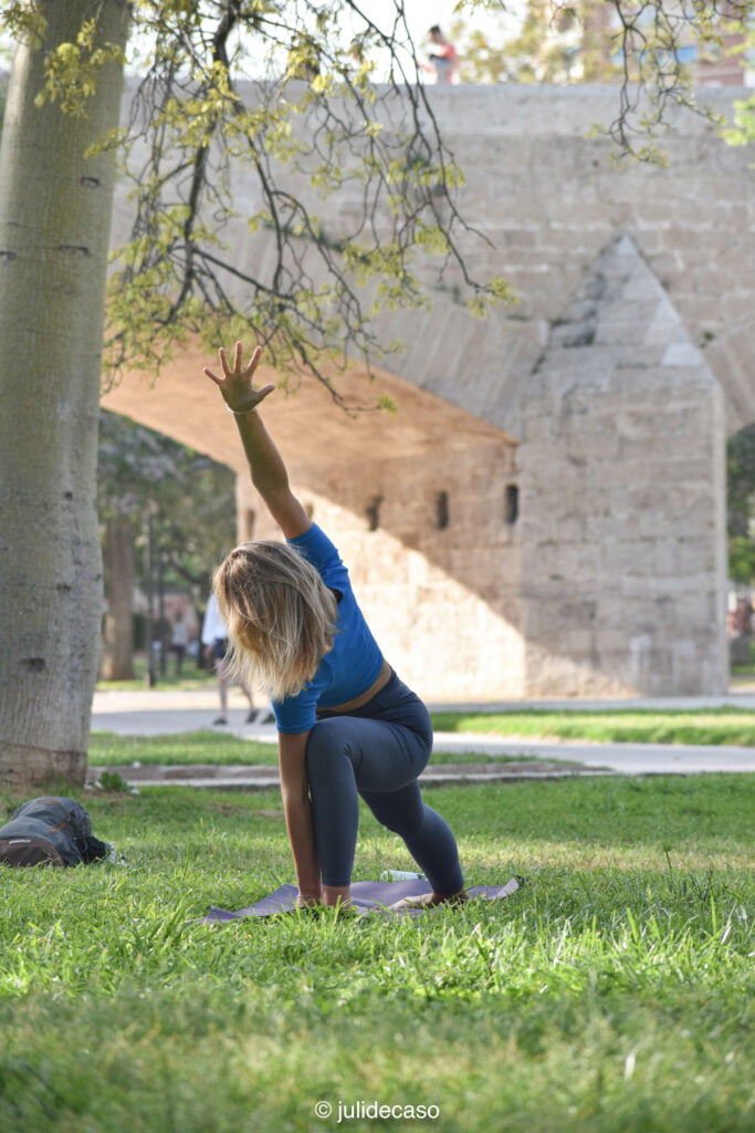 Yoga en el rio altura de Puente de la Trinidad en Valencia