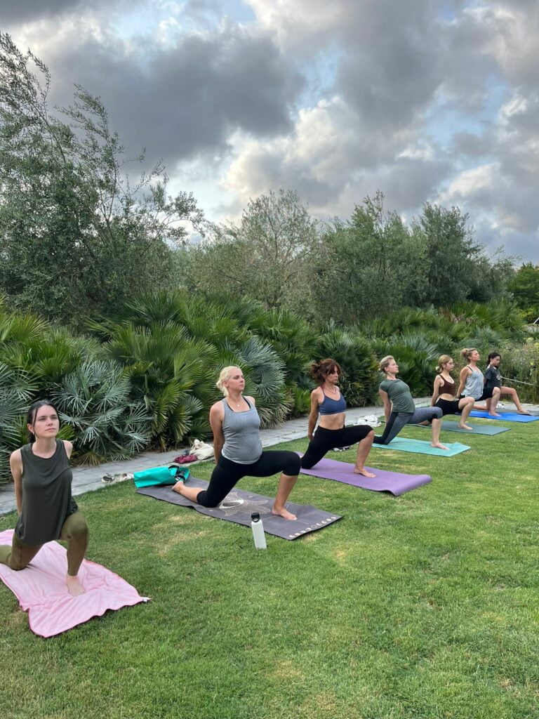 Eventos de yoga Grupo de mujeres participando en un evento de yoga