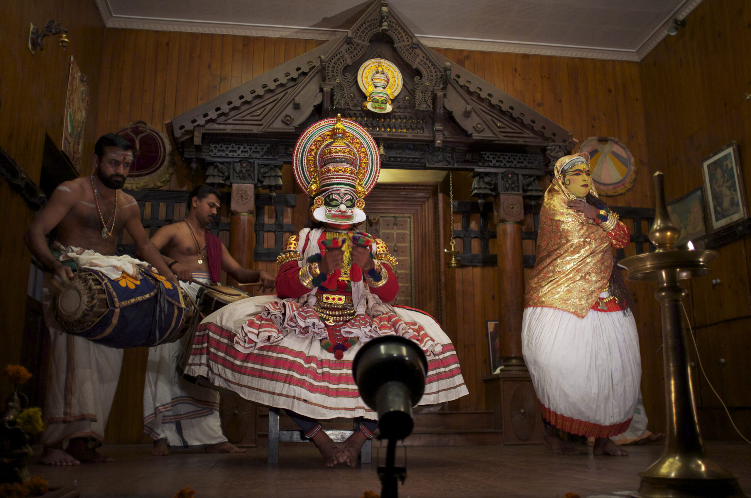 Kathakali_performance_at_Kochi